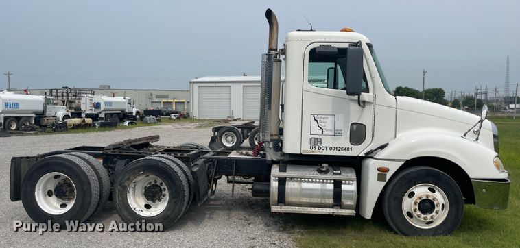 image for item KK9505 2005 Freightliner Columbia 120  semi truck