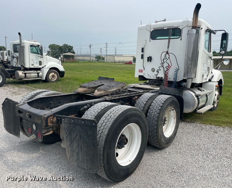 image for item KK9505 2005 Freightliner Columbia 120  semi truck