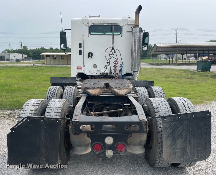 image for item KK9505 2005 Freightliner Columbia 120  semi truck