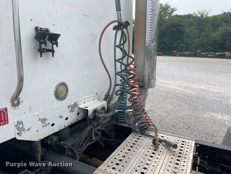 image for item KK9505 2005 Freightliner Columbia 120  semi truck