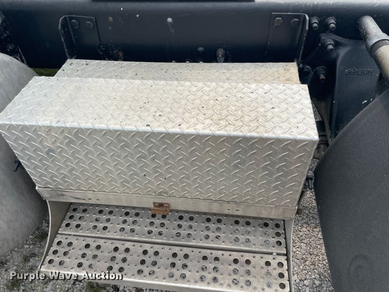 image for item KK9505 2005 Freightliner Columbia 120  semi truck