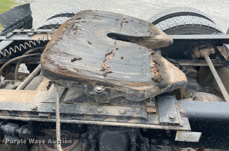 image for item KK9505 2005 Freightliner Columbia 120  semi truck