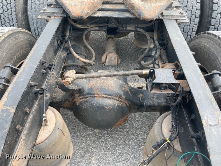 image for item KK9505 2005 Freightliner Columbia 120  semi truck