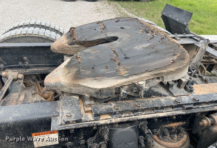 image for item KK9505 2005 Freightliner Columbia 120  semi truck