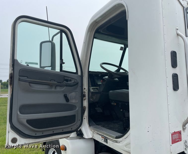 image for item KK9505 2005 Freightliner Columbia 120  semi truck