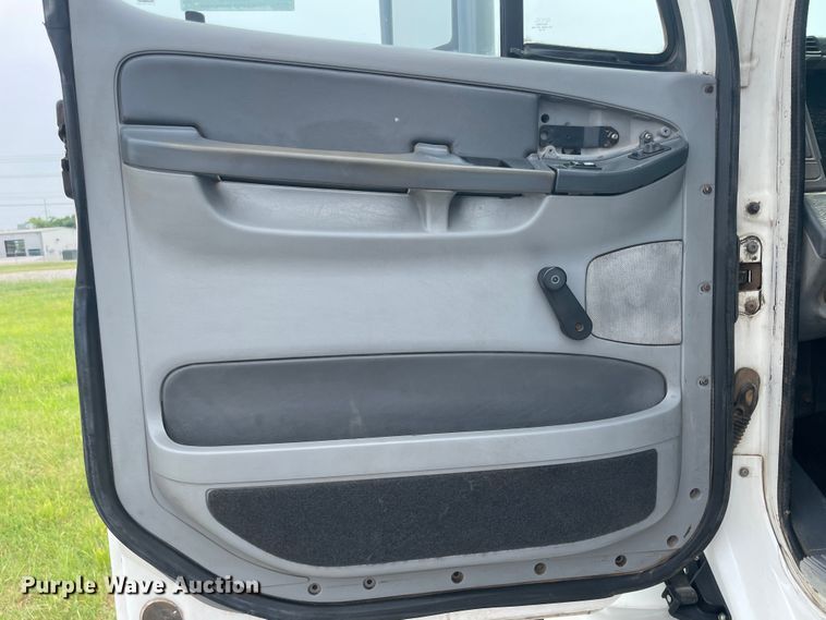 image for item KK9505 2005 Freightliner Columbia 120  semi truck