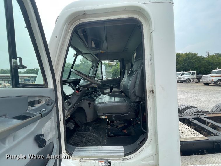 image for item KK9505 2005 Freightliner Columbia 120  semi truck