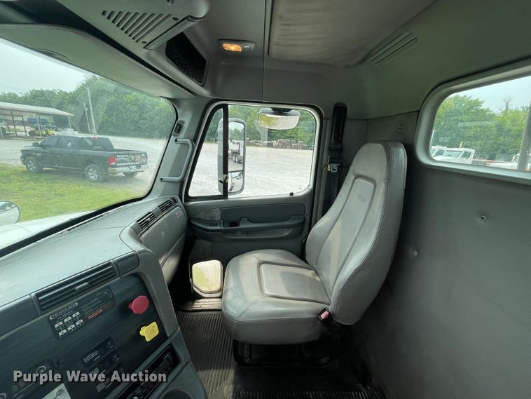 image for item KK9505 2005 Freightliner Columbia 120  semi truck