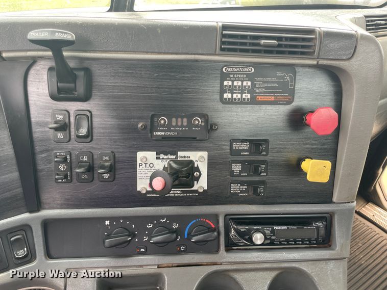 image for item KK9505 2005 Freightliner Columbia 120  semi truck