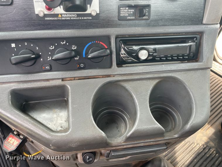 image for item KK9505 2005 Freightliner Columbia 120  semi truck