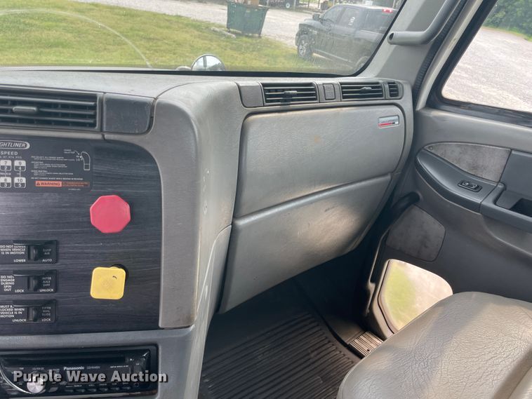 image for item KK9505 2005 Freightliner Columbia 120  semi truck