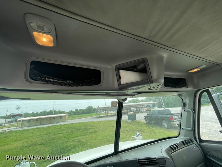 image for item KK9505 2005 Freightliner Columbia 120  semi truck