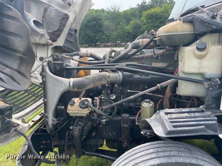 image for item KK9505 2005 Freightliner Columbia 120  semi truck