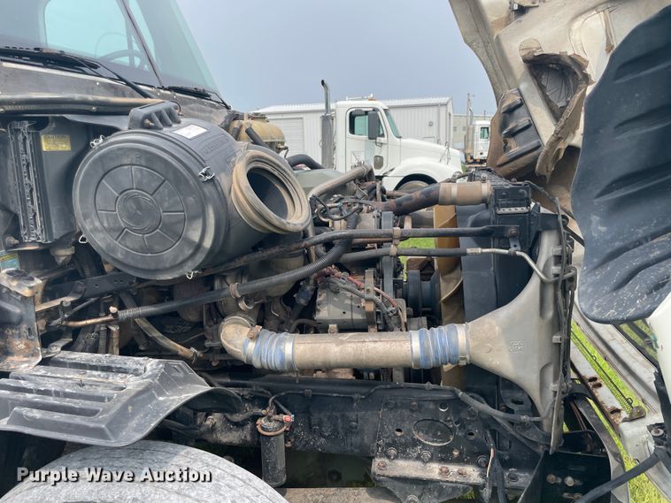 image for item KK9505 2005 Freightliner Columbia 120  semi truck