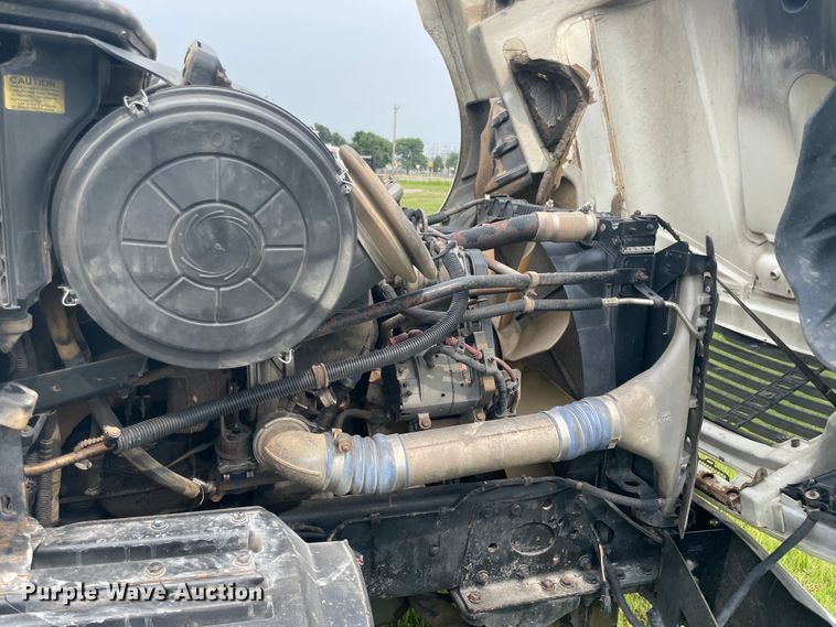 image for item KK9505 2005 Freightliner Columbia 120  semi truck