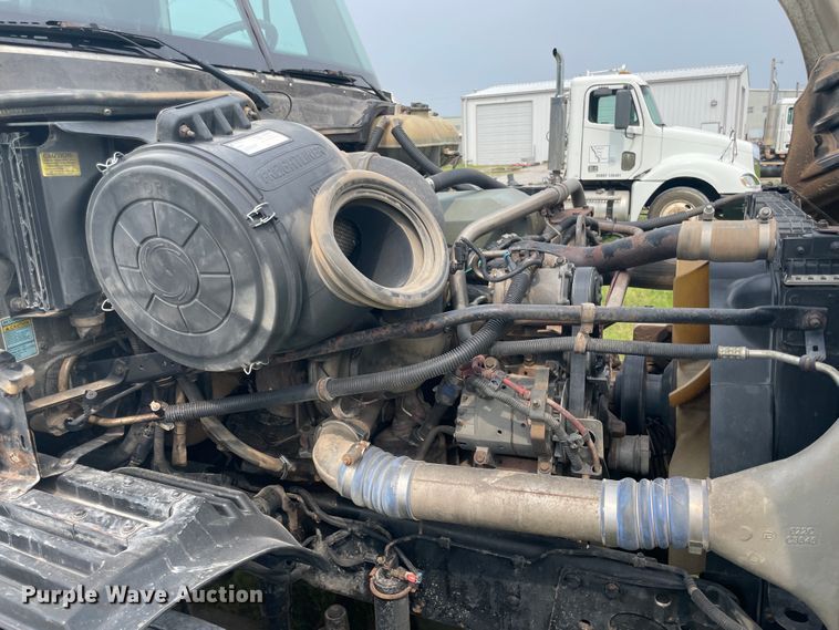 image for item KK9505 2005 Freightliner Columbia 120  semi truck