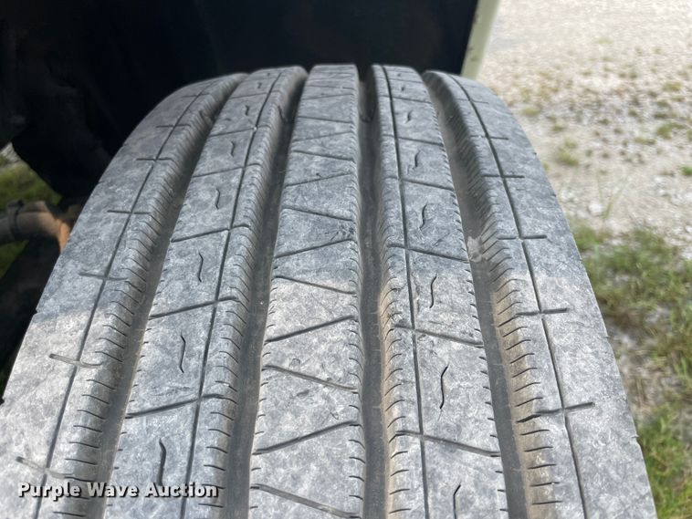 image for item KK9505 2005 Freightliner Columbia 120  semi truck