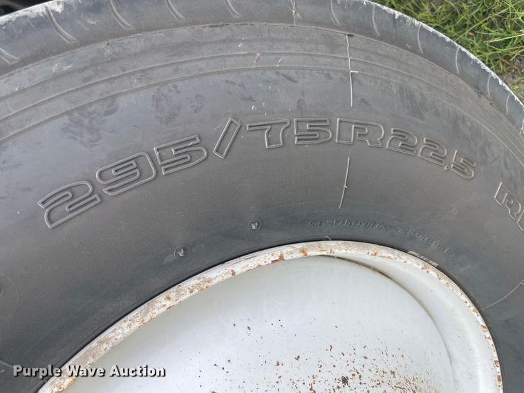 image for item KK9505 2005 Freightliner Columbia 120  semi truck