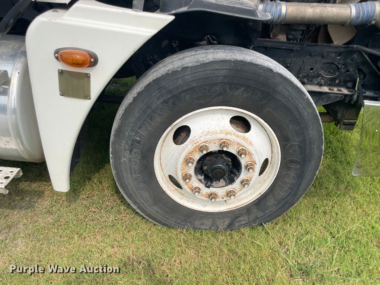 image for item KK9505 2005 Freightliner Columbia 120  semi truck