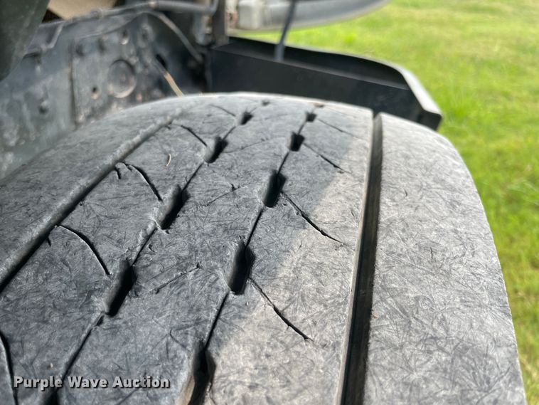 image for item KK9505 2005 Freightliner Columbia 120  semi truck