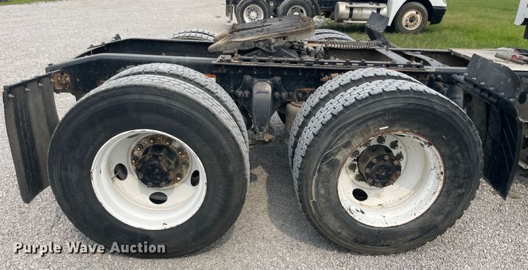 image for item KK9505 2005 Freightliner Columbia 120  semi truck