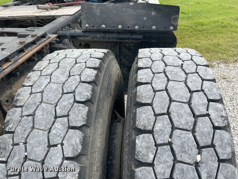 image for item KK9505 2005 Freightliner Columbia 120  semi truck