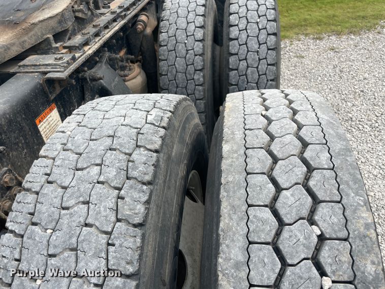 image for item KK9505 2005 Freightliner Columbia 120  semi truck