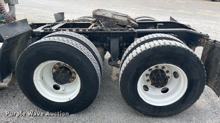 image for item KK9505 2005 Freightliner Columbia 120  semi truck