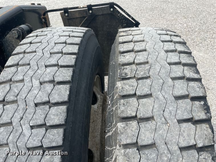 image for item KK9505 2005 Freightliner Columbia 120  semi truck