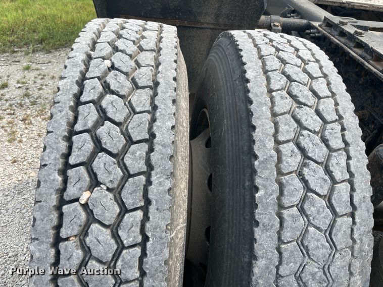 image for item KK9505 2005 Freightliner Columbia 120  semi truck