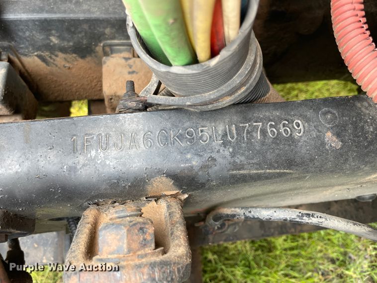 image for item KK9505 2005 Freightliner Columbia 120  semi truck