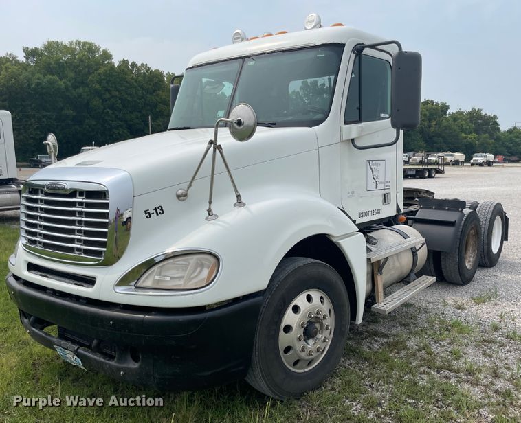 image for item KK9506 2007 Freightliner Columbia 120  semi truck