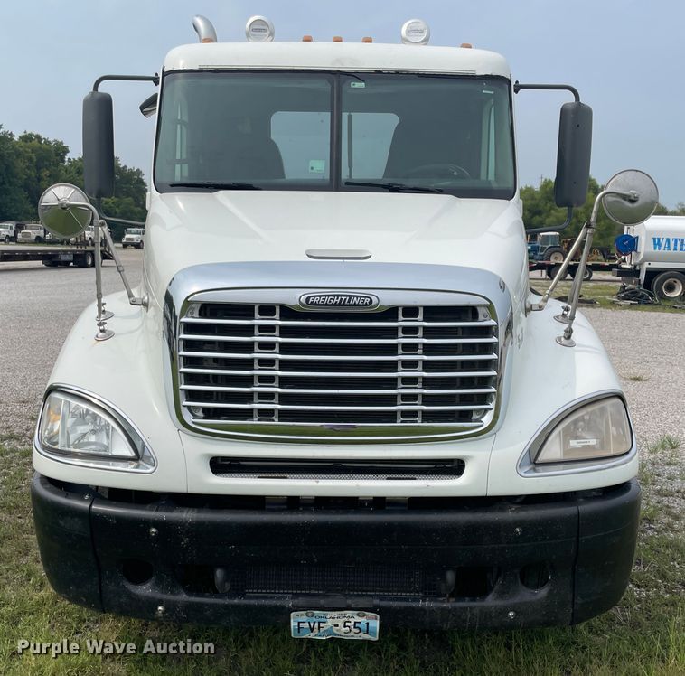 image for item KK9506 2007 Freightliner Columbia 120  semi truck