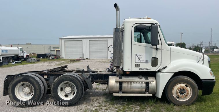 image for item KK9506 2007 Freightliner Columbia 120  semi truck