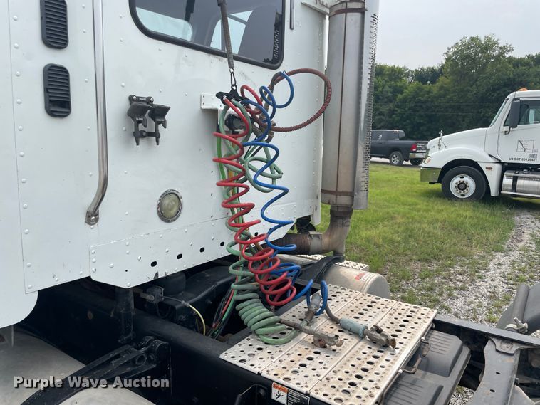 image for item KK9506 2007 Freightliner Columbia 120  semi truck