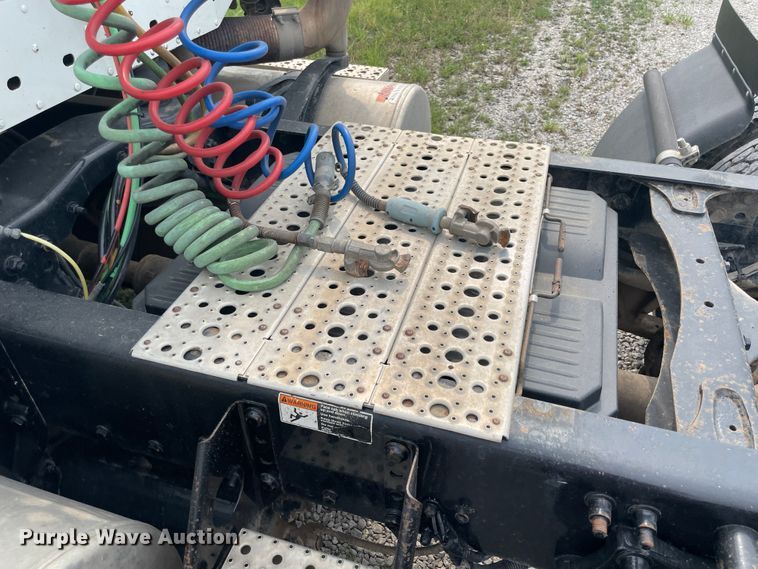 image for item KK9506 2007 Freightliner Columbia 120  semi truck