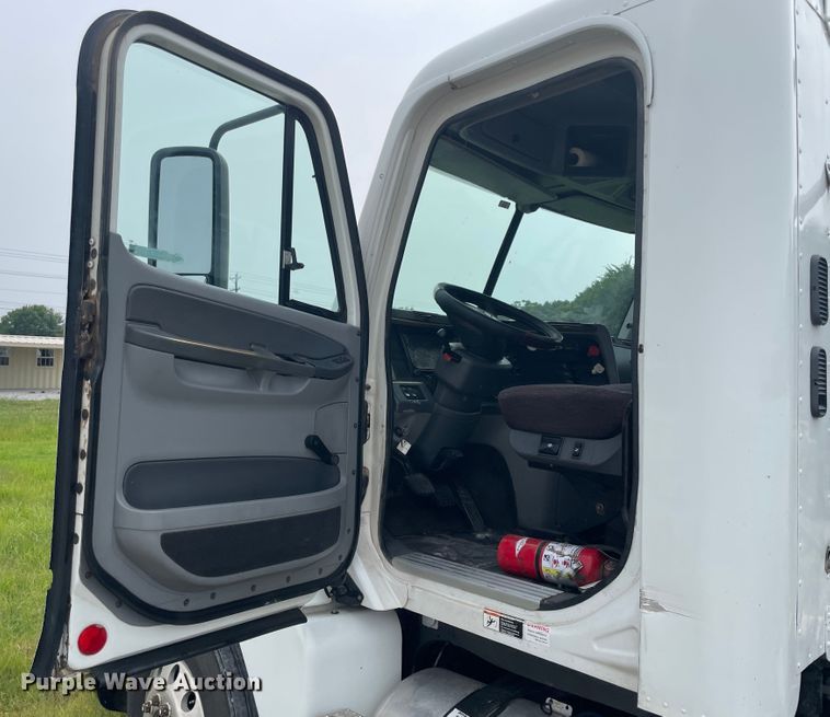 image for item KK9506 2007 Freightliner Columbia 120  semi truck