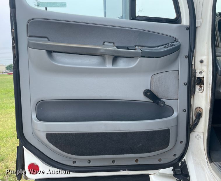 image for item KK9506 2007 Freightliner Columbia 120  semi truck