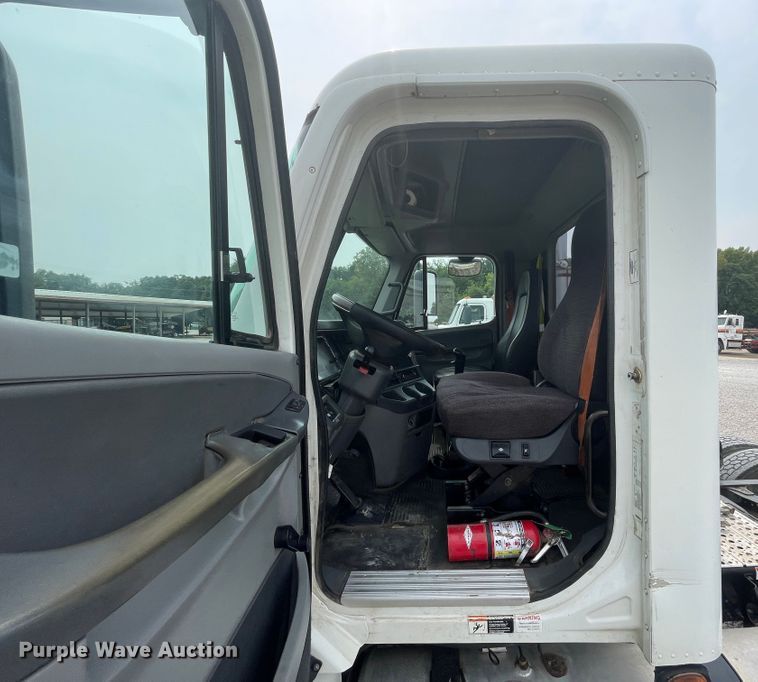 image for item KK9506 2007 Freightliner Columbia 120  semi truck