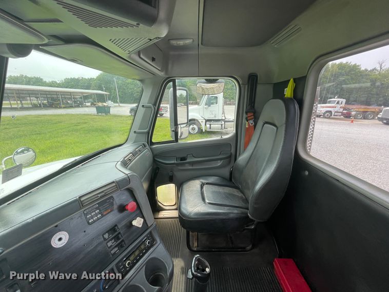 image for item KK9506 2007 Freightliner Columbia 120  semi truck