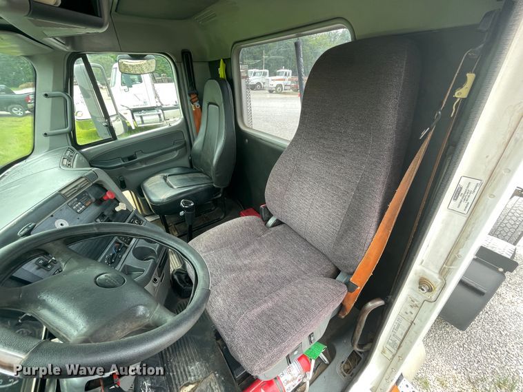 image for item KK9506 2007 Freightliner Columbia 120  semi truck