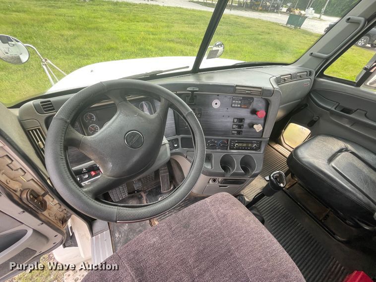 image for item KK9506 2007 Freightliner Columbia 120  semi truck