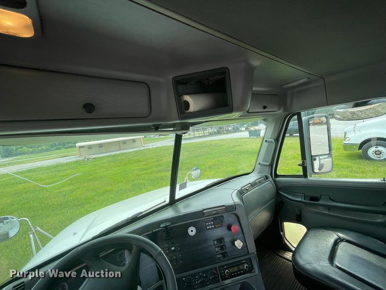 image for item KK9506 2007 Freightliner Columbia 120  semi truck