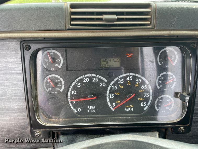 image for item KK9506 2007 Freightliner Columbia 120  semi truck