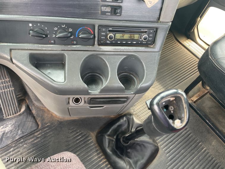 image for item KK9506 2007 Freightliner Columbia 120  semi truck