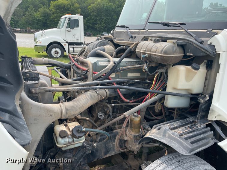 image for item KK9506 2007 Freightliner Columbia 120  semi truck