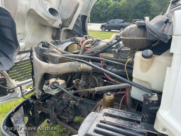 image for item KK9506 2007 Freightliner Columbia 120  semi truck