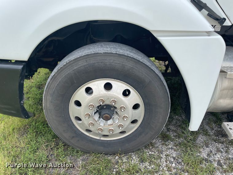 image for item KK9506 2007 Freightliner Columbia 120  semi truck