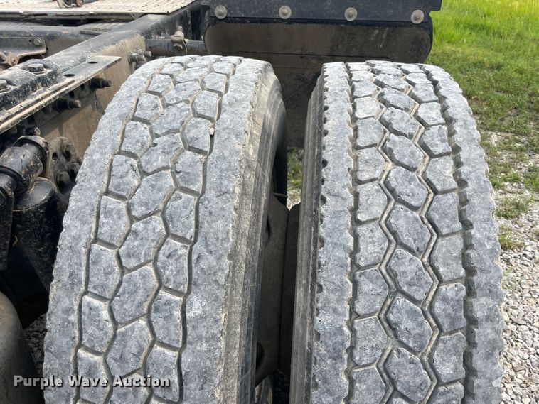 image for item KK9506 2007 Freightliner Columbia 120  semi truck