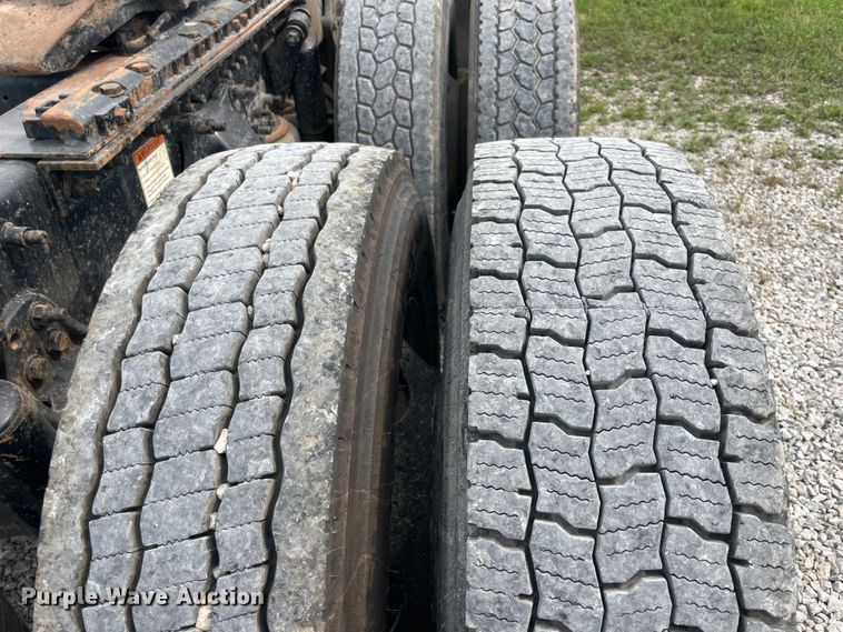 image for item KK9506 2007 Freightliner Columbia 120  semi truck